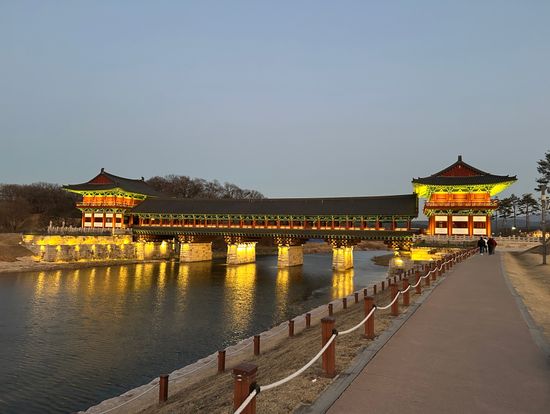 ライトアップされた月精橋