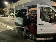 お迎えワゴンに乗り込み