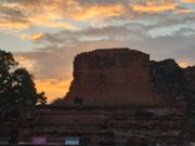 夕日に映えるワット・マハタ―と