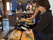 お揃いのエプロン着て実習