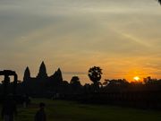 朝日のアンコールワット