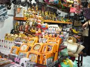 メークロン市場
かわいい雑貨屋や、生肉、生魚などを取り扱うお店が多数。