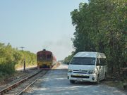 メークロン市場から電車に乗り、降りたら、専用車が待っていてくれました。