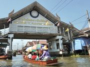 水上マーケットまで、船で行きます。