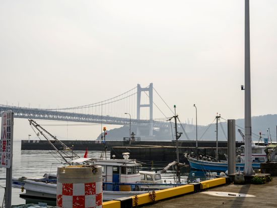 漁港と瀬戸大橋