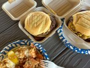 ランチはカフクでジョバンニのガーリックシュリンプとセブンブラザースのチーズバーガー