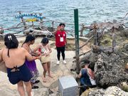 クリスタルコーブアイランドの洞穴1への入口。赤いシャツの人がガイドさんです。