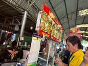 お昼を注文してくれているガイドのチャイさん