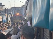 軒先で汽車の乗客とハイタッチできた