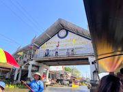 舟で水上マーケットまで移動