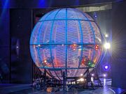 バイクが6台、籠の中で走ります