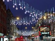 イルミネーションと赤いバス