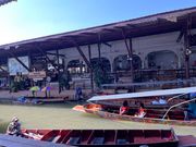 水上マーケット。手漕ぎボートまではエンジンボートで。