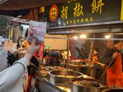 夜市の胡椒餅は肉もぎっしり入っていてスパイシーで美味しいです
一個の値段が60から65元に値上がり