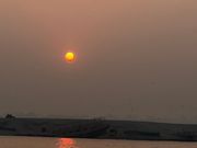 次第に姿を現すガンジス川の朝日。