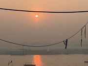 ボートから降りた後も美しく照りつけるガンジス川の朝日。