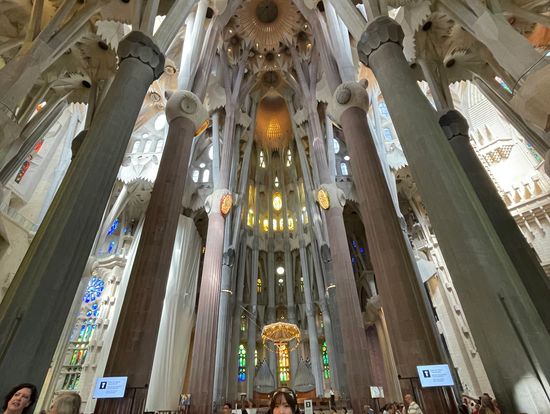 聖堂内部。豪華にて荘厳。