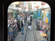 メークロン線路市場・電車より