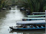 メコン川の島内で乗る船