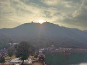 ゾウに乗りながらの朝日