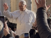 オープンカーに乗り、信者と触れ合うローマ法王