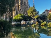 池に映るサグラダファミリア