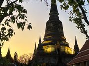 アユタヤの遺跡の塔の夕暮れ時。