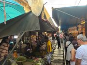 電車がまだ来ない時の、市場の様子。南国のフルーツ、ロンガン、マンゴスチン、ランブータンが美味でした。