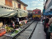 電車がゆっくりやって来たー！急いで日差しを畳みます。観光客は、カメラ構えて、お店の壁に張り付き待機。