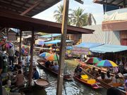 手漕ぎのボートの様子。所狭しと行き交います。