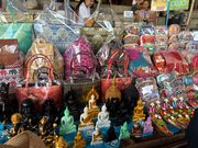 手漕ぎボートをお店に寄せて、品定め。店員の押しが強いけど、納得しなければ買いません。