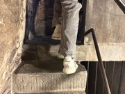 どんどん急な階段になりますので、歩きやすい靴で！