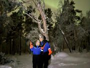 帽子につけたヘッドライトだけが頼り。