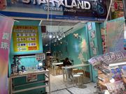 アーケード入ってすぐにあります