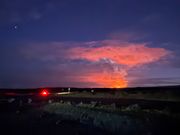 星空と噴火で赤く染まる噴煙