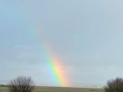 大きな虹のふもと