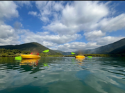 快晴の空のもとマングローブカヌー