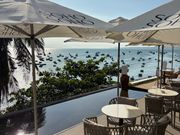 ムイネー漁村を見下ろす高台にあるオシャレなカフェへ。ドリンクは好きなものを選べます。