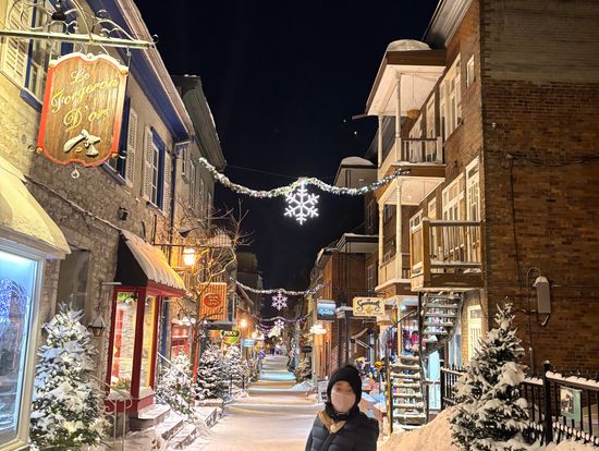 夜のケベックの街です。ライトアップされていてとても素敵でした。