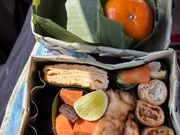 お弁当。おにぎりもおかずもおいしかったです。