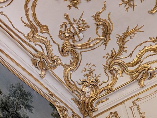 宮殿と天井のバイオリンとモーツァルト