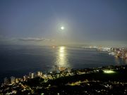 登頂直後は、まだ月が明るく、夜景が綺麗