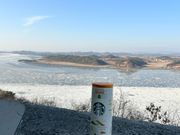 北朝鮮を背景にスタバタンブラーを。