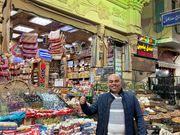 アスワン市場にある老舗の香料専門店と店主