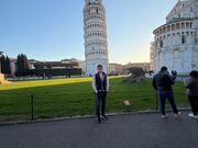 ピサの斜塔前で