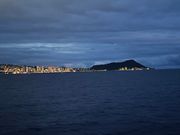 船上からみたダイヤモンドヘッドとワイキキの夜景。