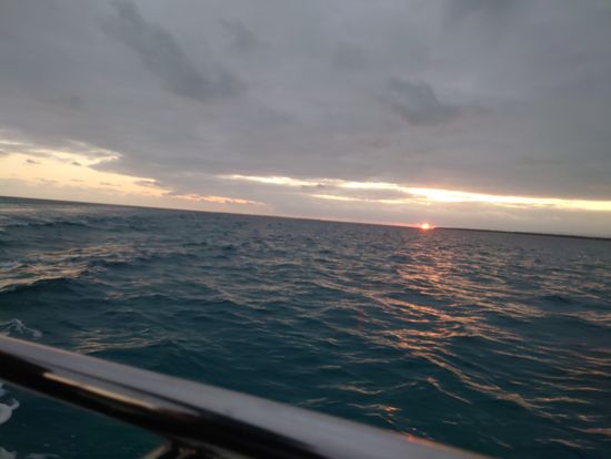 曇り空でしたが、雲の間から夕日が見れました