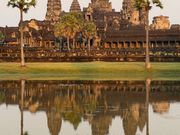 夕日に輝くアンコールワット