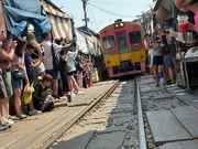 ゆっくり市場に入ってくる電車