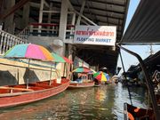 パラソルの船と屋根付き船がある